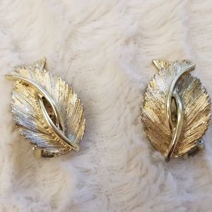 Vintage Lisner clip-on gold leaf earrings
